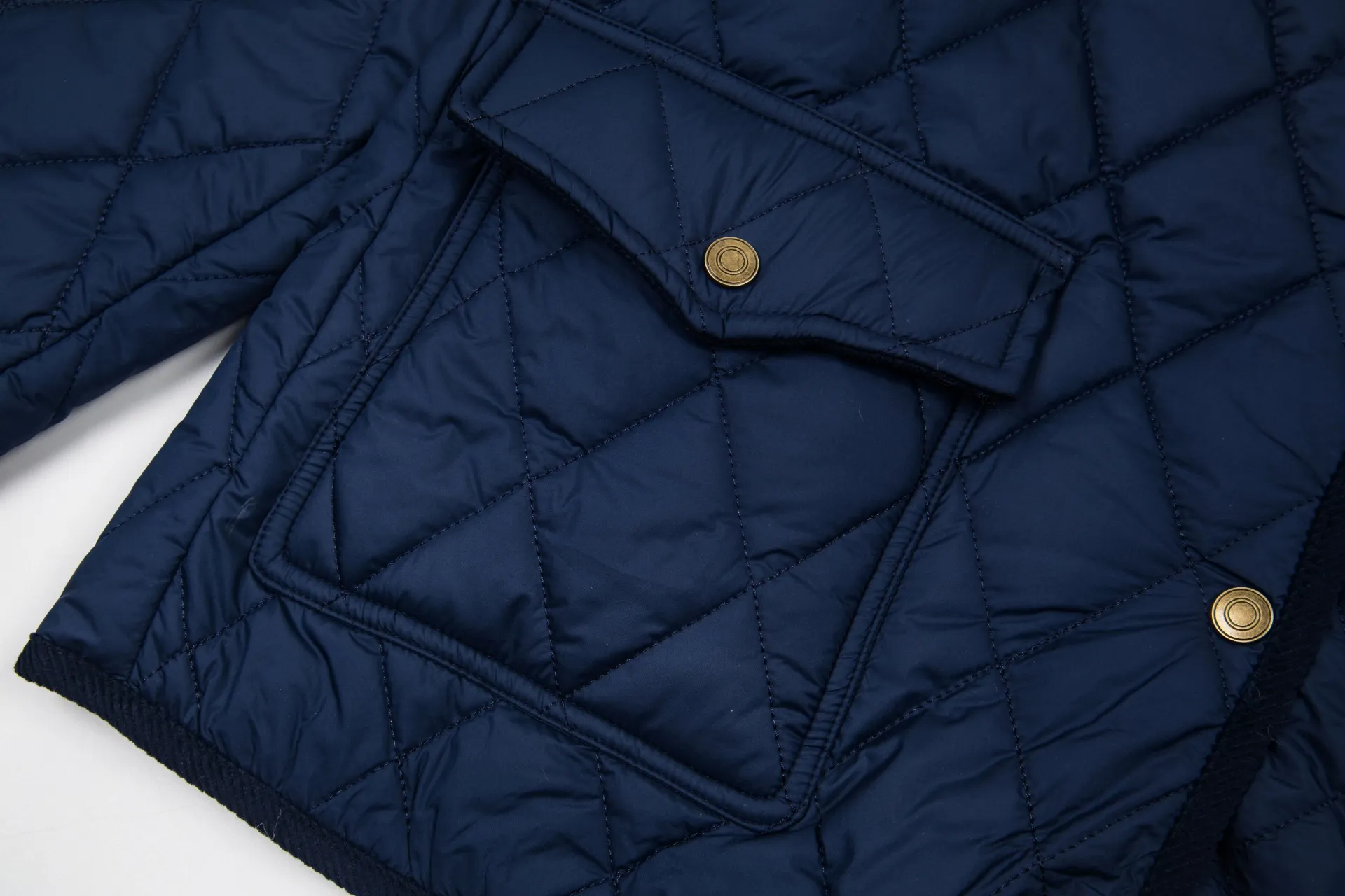 P330 Model No.: G130 Ralph Lauren New Ralph Lauren chest logo embroidery diamond plaid lapel corduroy cotton jacket 1️⃣Selected high-quality high-elastic cotton, perfect control of workmanship details, exquisite small logo embroidery on the chest, corduroy color-blocked lapels, pocket design full of details, highlighting personality! The version is simple but not simple! 3️⃣It is very youthful and energetic, and can be easily worn by both men and women. It is very in line with the fashion aesthetic concepts of today's young people! 4️⃣A full set of customized accessories, complete with three standards, same style for men and women, a must-have for couples! Color: black, navy blue, apricot Size: S, M, L, XL